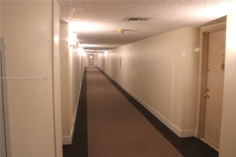 Condo in Weston, Florida, 2 bedrooms  № 1939842 - photo 21