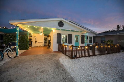 House in Indian Rocks Beach, Florida 2 bedrooms, 82.5 sq.m. № 2167470 - photo 2