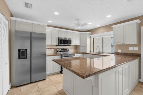 Condo in Saint Petersburg, Florida, 3 bedrooms  № 2394253 - photo 17