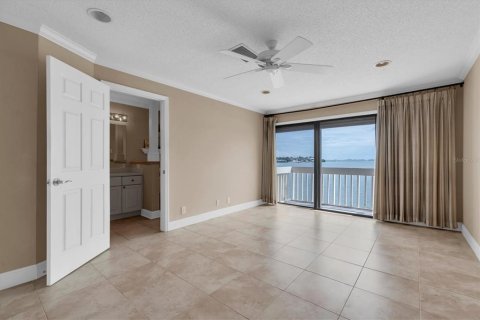 Condo in Saint Petersburg, Florida, 3 bedrooms  № 2394253 - photo 27