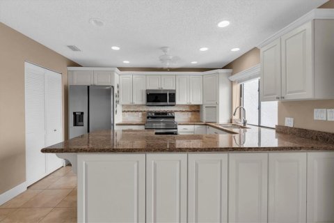 Condo in Saint Petersburg, Florida, 3 bedrooms  № 2394253 - photo 16