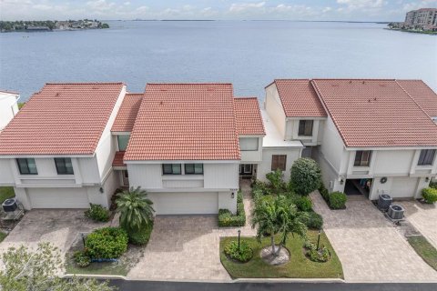Condo in Saint Petersburg, Florida, 3 bedrooms  № 2394253 - photo 2