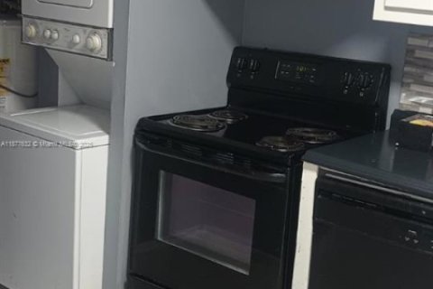 Condo in Tamarac, Florida, 1 bedroom  № 1895855 - photo 1