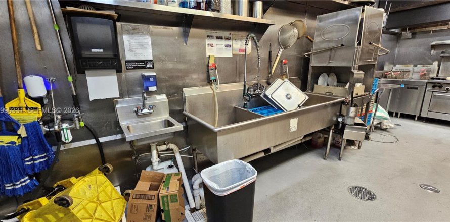 Коммерческая недвижимость в Санни-Айлс-Бич, Флорида № 2057641