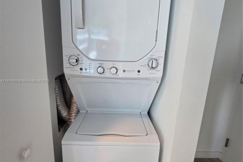 Condo in Miami, Florida, 1 bedroom  № 1953485 - photo 13