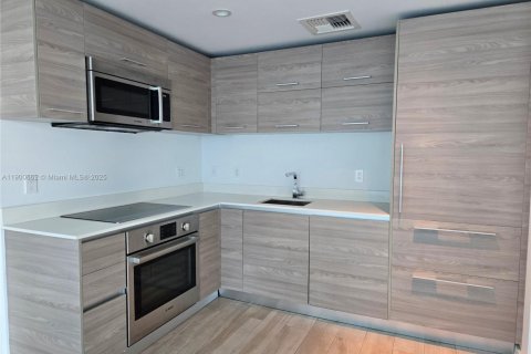 Condo in Miami, Florida, 1 bedroom  № 1953485 - photo 2
