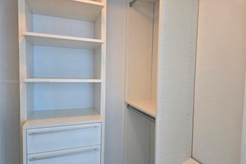 Condo in Miami, Florida, 1 bedroom  № 1953485 - photo 12