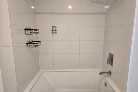 Condo in Miami, Florida, 1 bedroom  № 1953485 - photo 10