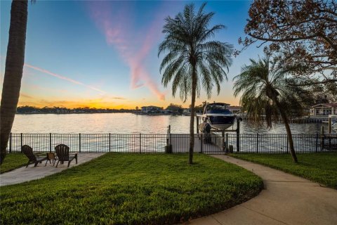 House in Saint Petersburg, Florida 4 bedrooms, 297.01 sq.m. № 2233605 - photo 29