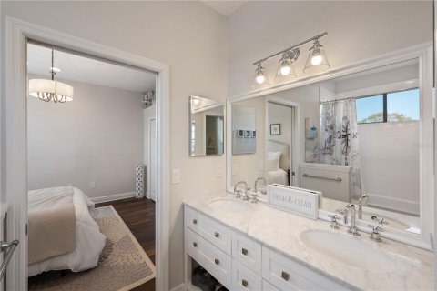 House in Saint Petersburg, Florida 4 bedrooms, 297.01 sq.m. № 2233605 - photo 22