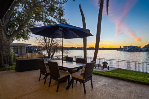 House in Saint Petersburg, Florida 4 bedrooms, 297.01 sq.m. № 2233605 - photo 25