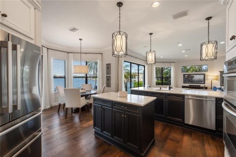 House in Saint Petersburg, Florida 4 bedrooms, 297.01 sq.m. № 2233605 - photo 14