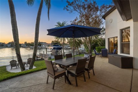 House in Saint Petersburg, Florida 4 bedrooms, 297.01 sq.m. № 2233605 - photo 27