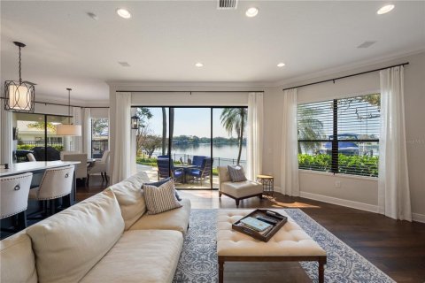 House in Saint Petersburg, Florida 4 bedrooms, 297.01 sq.m. № 2233605 - photo 9