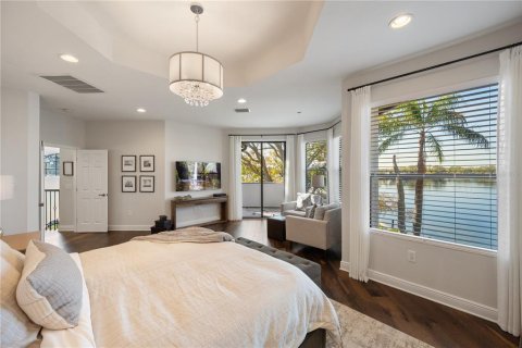 House in Saint Petersburg, Florida 4 bedrooms, 297.01 sq.m. № 2233605 - photo 17