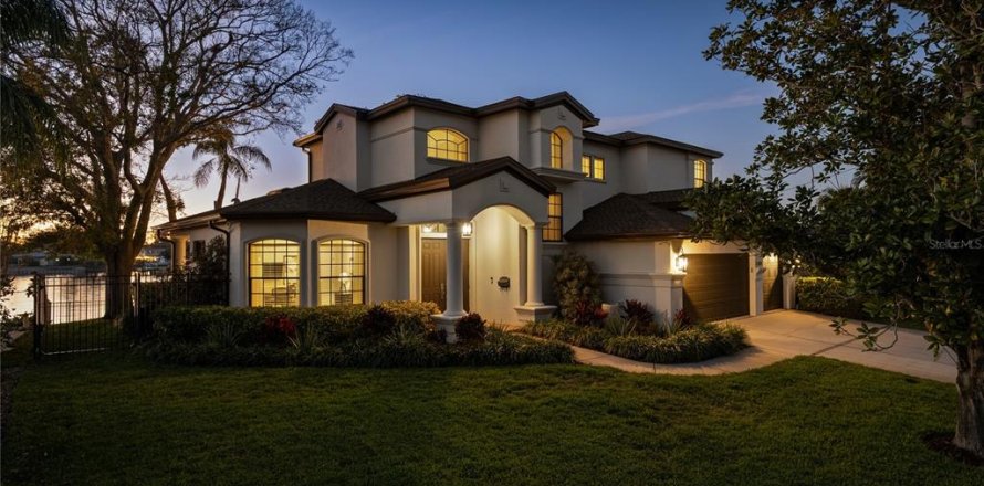 House in Saint Petersburg, Florida 4 bedrooms, 297.01 sq.m. № 2233605