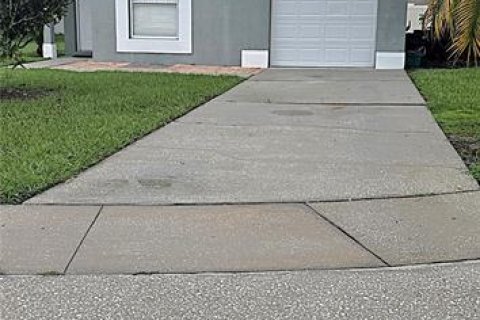 House in Oviedo, Florida 4 bedrooms, 126.25 sq.m. № 2267448 - photo 2