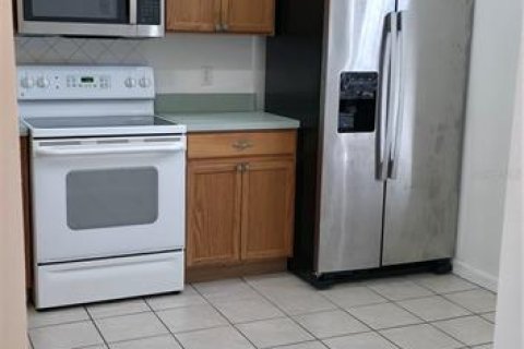 House in Oviedo, Florida 4 bedrooms, 126.25 sq.m. № 2267448 - photo 5