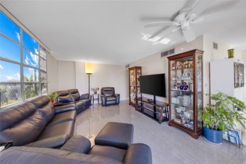 Condominio en venta en Hallandale Beach, Florida, 2 dormitorios, 116.13 m2 № 1861645 - foto 6