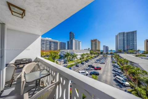 Condominio en venta en Hallandale Beach, Florida, 2 dormitorios, 116.13 m2 № 1861645 - foto 25