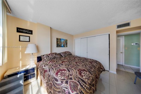 Condominio en venta en Hallandale Beach, Florida, 2 dormitorios, 116.13 m2 № 1861645 - foto 15