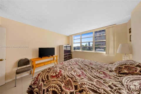 Condominio en venta en Hallandale Beach, Florida, 2 dormitorios, 116.13 m2 № 1861645 - foto 14