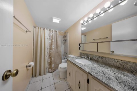 Condominio en venta en Hallandale Beach, Florida, 2 dormitorios, 116.13 m2 № 1861645 - foto 16