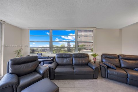 Condominio en venta en Hallandale Beach, Florida, 2 dormitorios, 116.13 m2 № 1861645 - foto 4