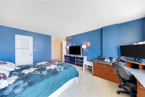 Condominio en venta en Hallandale Beach, Florida, 2 dormitorios, 116.13 m2 № 1861645 - foto 20