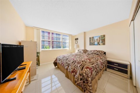 Condominio en venta en Hallandale Beach, Florida, 2 dormitorios, 116.13 m2 № 1861645 - foto 13