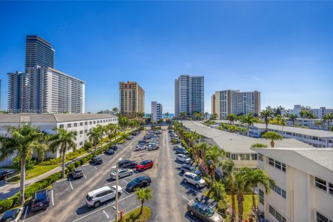 Condominio en venta en Hallandale Beach, Florida, 2 dormitorios, 116.13 m2 № 1861645 - foto 24