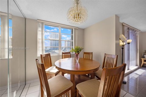 Condominio en venta en Hallandale Beach, Florida, 2 dormitorios, 116.13 m2 № 1861645 - foto 8