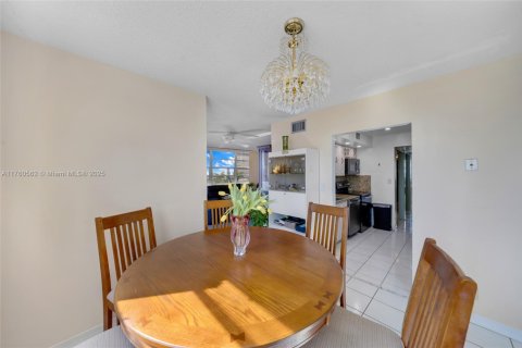 Condominio en venta en Hallandale Beach, Florida, 2 dormitorios, 116.13 m2 № 1861645 - foto 9