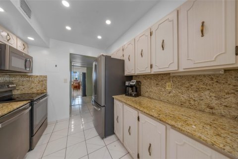 Condominio en venta en Hallandale Beach, Florida, 2 dormitorios, 116.13 m2 № 1861645 - foto 11