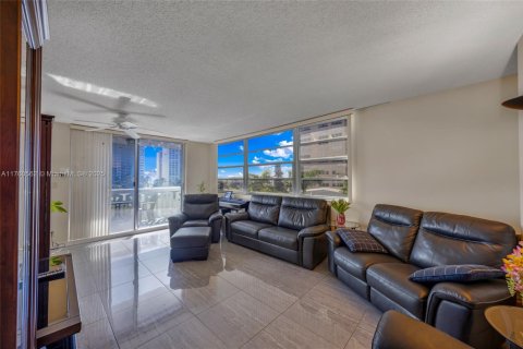 Condominio en venta en Hallandale Beach, Florida, 2 dormitorios, 116.13 m2 № 1861645 - foto 1
