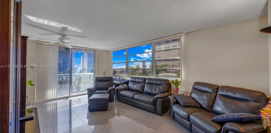 Condominio en Hallandale Beach, Florida, 2 dormitorios  № 1861645