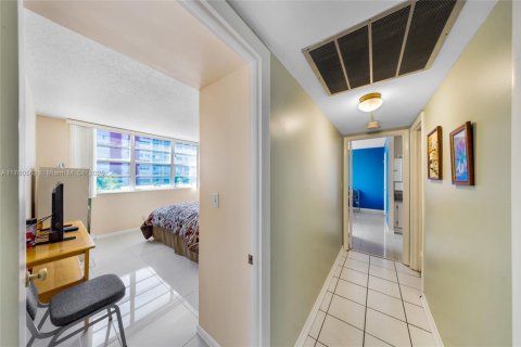 Condominio en venta en Hallandale Beach, Florida, 2 dormitorios, 116.13 m2 № 1861645 - foto 17