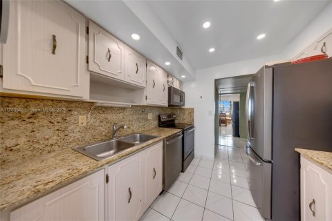 Condominio en venta en Hallandale Beach, Florida, 2 dormitorios, 116.13 m2 № 1861645 - foto 10