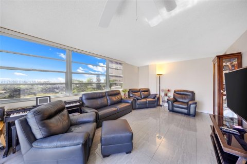 Condominio en venta en Hallandale Beach, Florida, 2 dormitorios, 116.13 m2 № 1861645 - foto 5