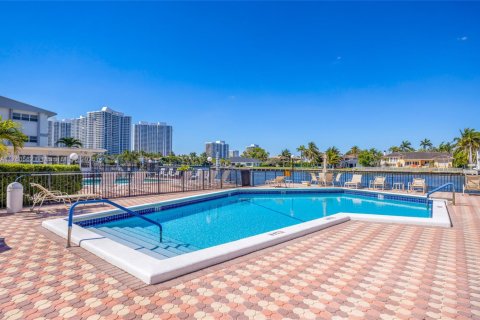Condominio en venta en Hallandale Beach, Florida, 2 dormitorios, 116.13 m2 № 1861645 - foto 26