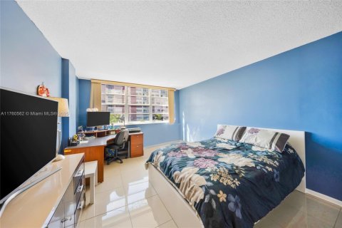 Condominio en venta en Hallandale Beach, Florida, 2 dormitorios, 116.13 m2 № 1861645 - foto 19