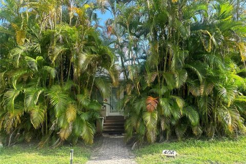 Commercial property in Saint Petersburg, Florida 3 bedrooms, 120.03 sq.m. № 1632230 - photo 2