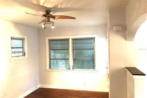Commercial property in Saint Petersburg, Florida 3 bedrooms, 120.03 sq.m. № 1632230 - photo 19