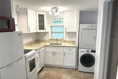 Commercial property in Saint Petersburg, Florida 3 bedrooms, 120.03 sq.m. № 1632230 - photo 12
