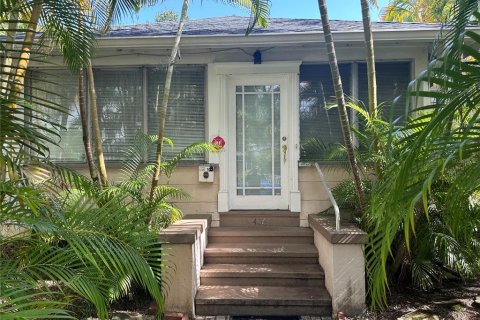 Commercial property in Saint Petersburg, Florida 3 bedrooms, 120.03 sq.m. № 1632230 - photo 1