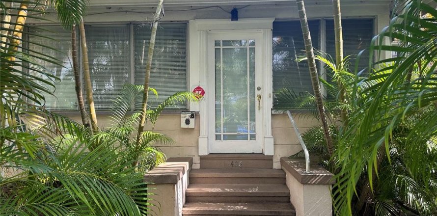 Commercial property in Saint Petersburg, Florida 3 bedrooms, 120.03 sq.m. № 1632230