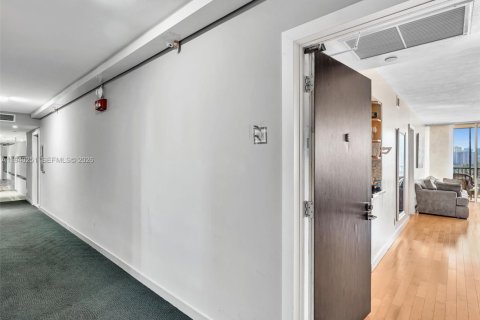 Кондоминиум с 2 спальнями в Авентура, Флорида № 1998824