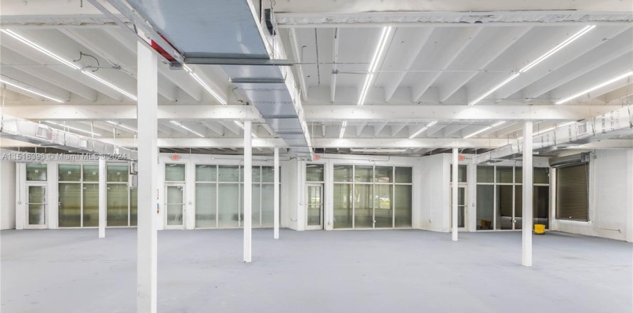 Propiedad comercial en Miami, Florida № 954559