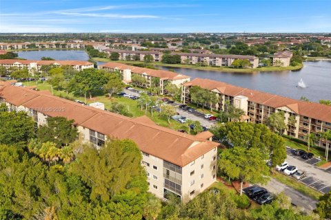 Condominio en venta en Pembroke Pines, Florida, 2 dormitorios, 105.63 m2 № 1984582 - foto 3