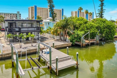 Appartement à Madeira Beach, Floride 2 chambres, 99.41 m2 № 2409975